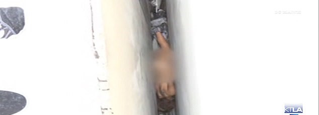 Rescataron a una mujer desnuda que quedó atrapada entre las paredes de dos edificios en California