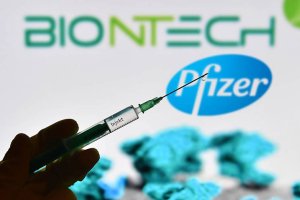 Pfizer aseguró que pronto tendrá una vacuna con más protección contra ómicron