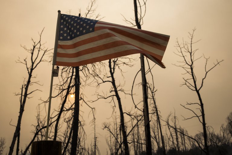 Más de 400 personas evacuadas tras incendios que azotan 12 estados en EEUU