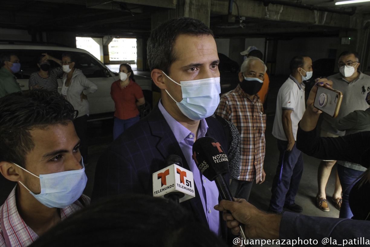 “Estaremos firmes hasta el último momento”: Guaidó volvió a descartar el exilio (Video)