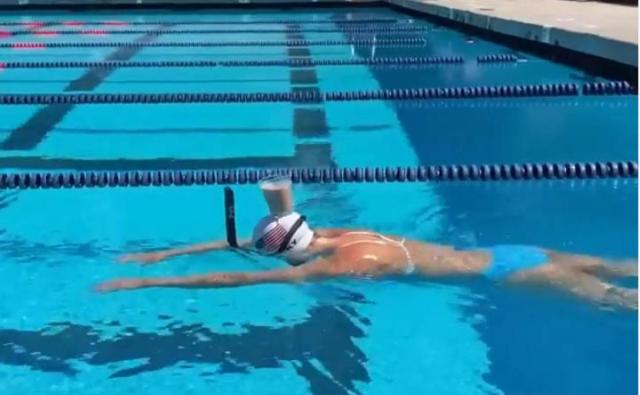 Katie Ledecky nadó 50 metros con un vaso de leche en la ...