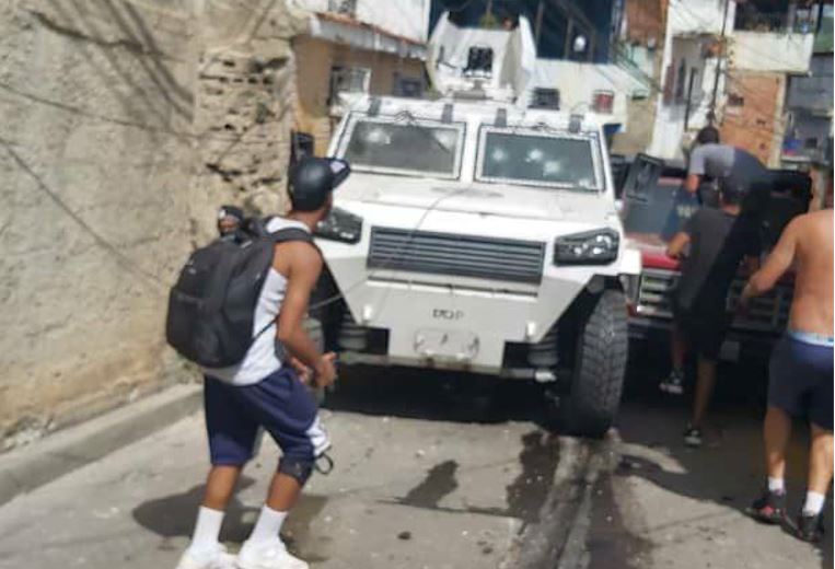 Delincuentes robaron una tanqueta de la GNB en El Valle (Fotos)