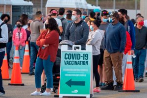 Miami reabrió centros de vacunación tras alarmante aumento de contagios por Covid-19
