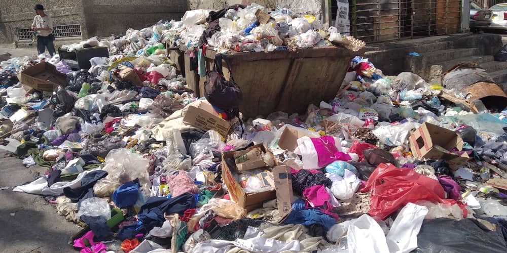 “No soportan el olor”: Montañas de basura arropan a habitantes de Artigas (Fotos)
