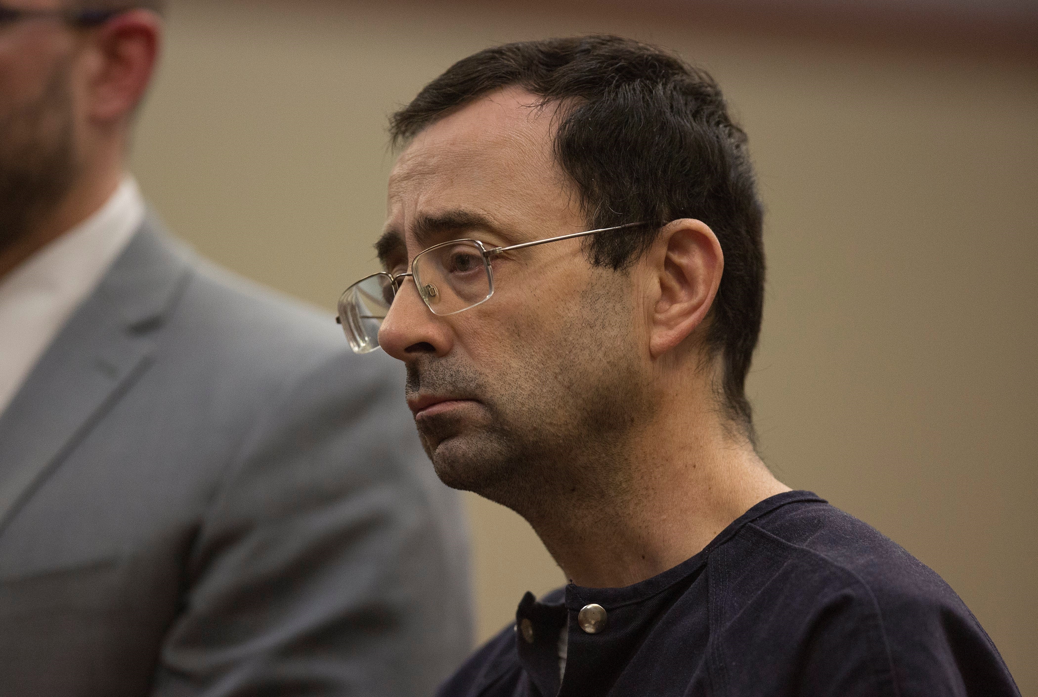 FBI no investigó debidamente las denuncias por abuso contra el médico Larry Nassar