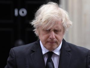Boris Johnson, más debilitado por derrotas electorales pero determinado a “seguir”