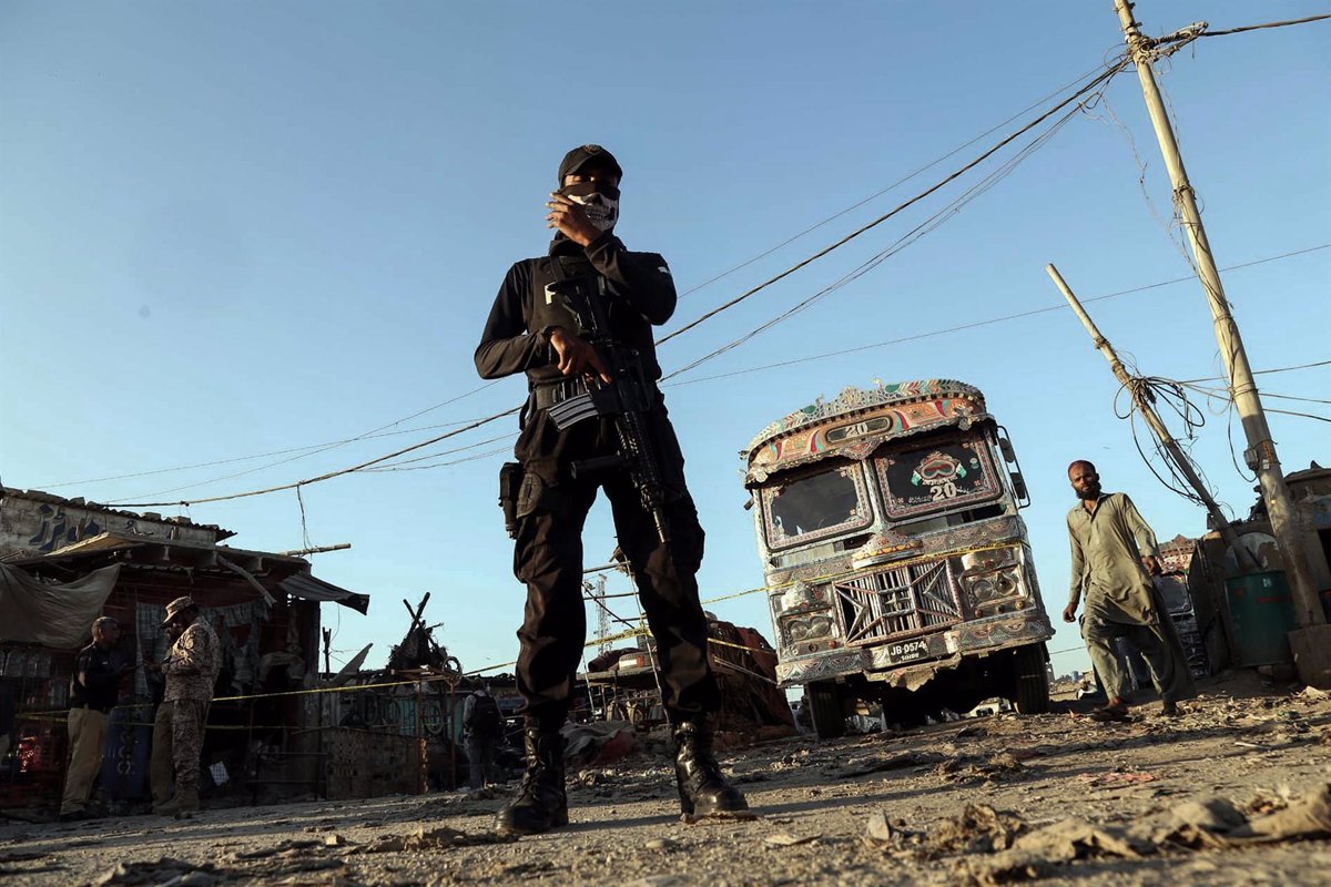 Pakistán suspende a 70 efectivos paramilitares por rechazar vacunarse contra el Covid-19