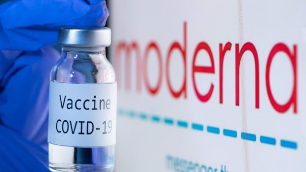 Moderna indicó que el refuerzo de su vacuna protege contra la variante ómicron con una fuerte alza de anticuerpos