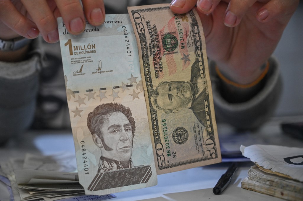 El bolívar no volvió a circular en la frontera: Venezolanos prefieren el dólar y el peso colombiano