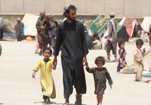 Un papá afgano intenta vender a su hija de cuatro años para evitar que su familia muera de hambre
