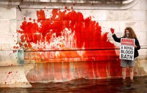 Protesta en contra de la Corona: Animalistas tiñeron de rojo la fuente del palacio de Buckingham