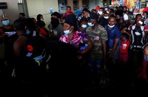 Centenares de migrantes haitianos partieron hacia el norte de Colombia para buscar una ruta humanitaria