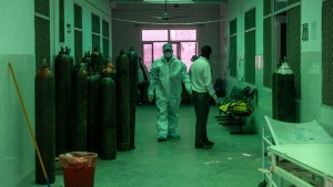 TODO lo que se sabe acerca de la extraña infección en India que ha cobrado la vida de al menos 68 personas