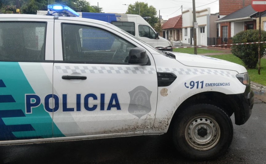 Fue violada por delincuentes que entraron a robar a casa de sus padres en Argentina