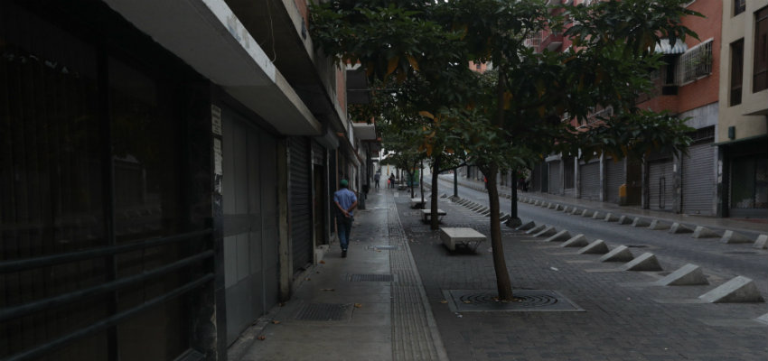 Entre restricciones, pagos de impuestos y un aseo urbano exabrupto ¿Cómo sobreviven los comerciantes venezolanos?