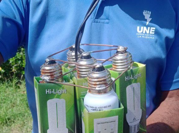 Empresa Eléctrica de La Habana presume de “avance y progreso” con 5 bombillos amarrados con alambres para iluminar las calles