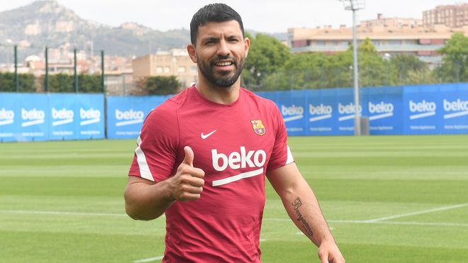 ¡Bombazo! “Kun” Agüero piensa en irse del Barça tras la salida de Messi