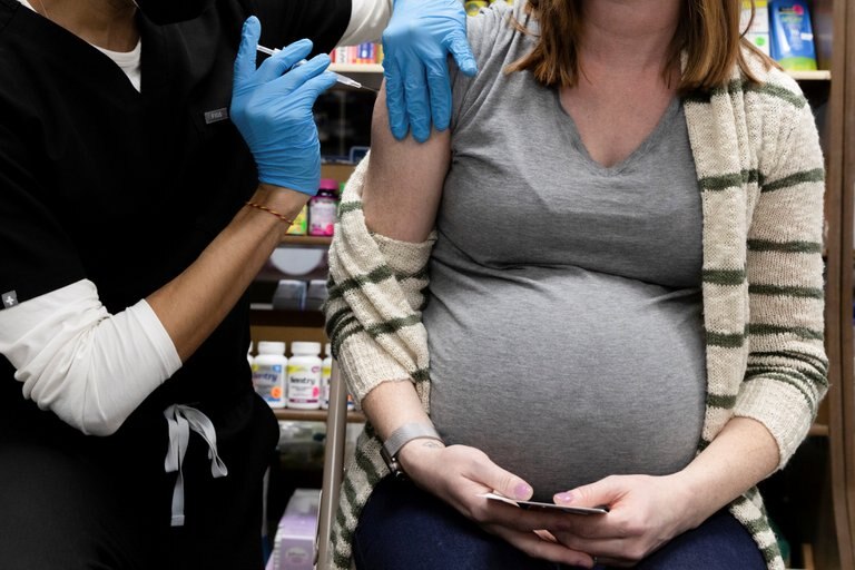 Un estudio destacó que la Covid-19 conlleva más riesgos al final del embarazo