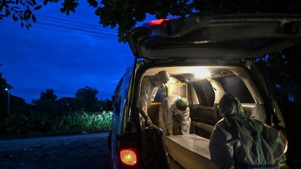 Voluntarios se ocupan de cadáveres rechazados por familias en Birmania por miedo a contagiarse de Covid-19