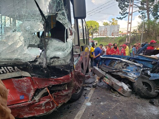 Al menos cinco muertos en trágico accidente de transito en Táchira (FOTOS)