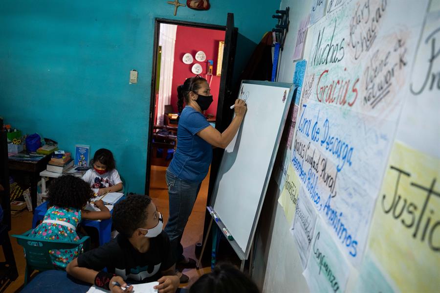 Docentes venezolanos urgen acciones concretas y específicas para recuperar la educación