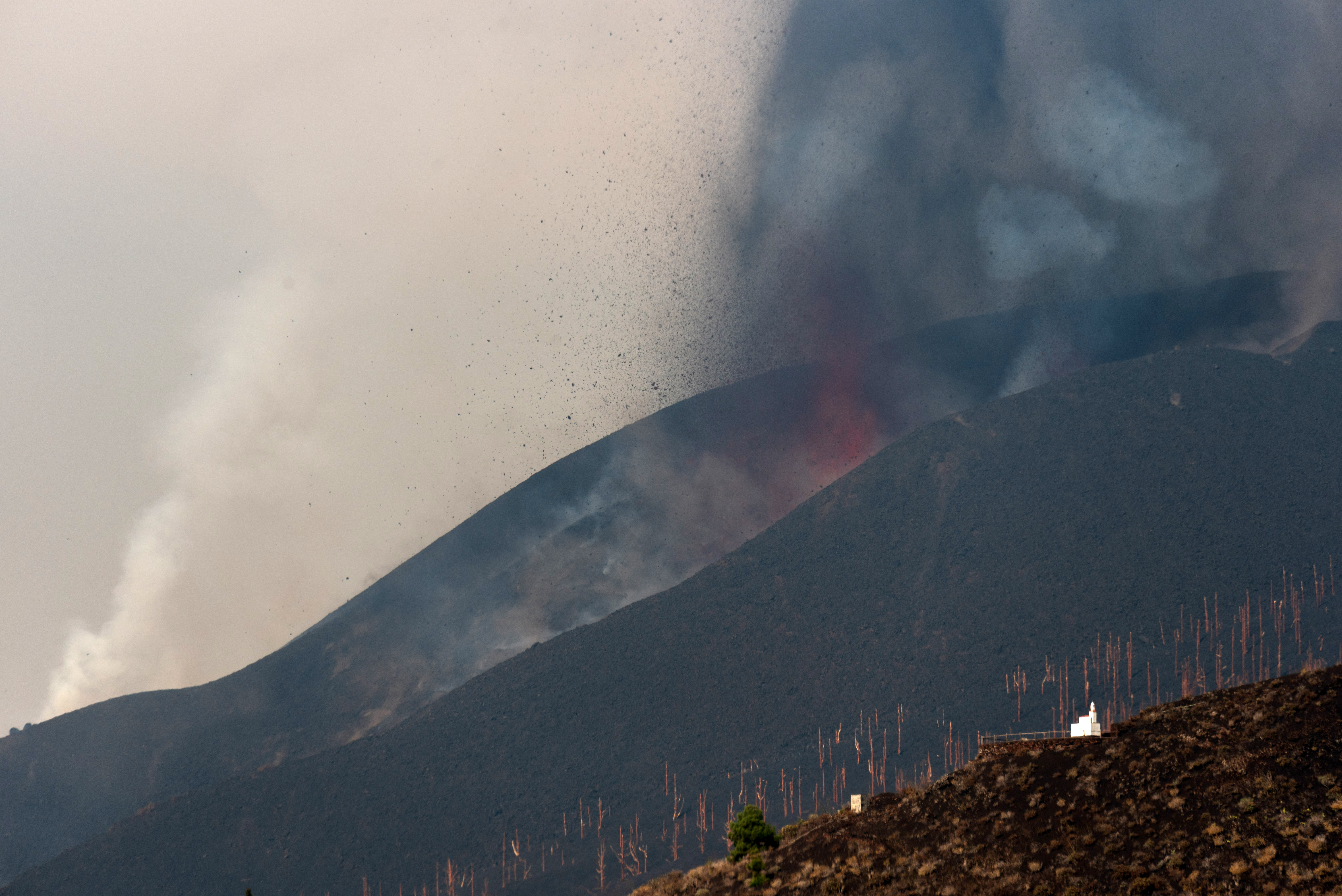 Después de tres semanas de la erupción del volcán de La Palma continúa generando nuevas coladas de lava