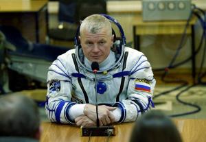 Dos rusos se preparan para dos caminatas fuera de la sección rusa de la Estación Espacial Internacional
