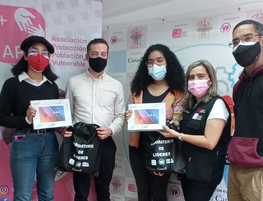Embajada de Canadá entregó tabletas a jóvenes migrantes en Perú