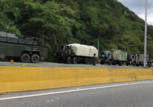¿Ajá, y qué pasó? Realizan desplazamiento militar en en la autopista Gran Mariscal de Ayacucho #25Sep (Fotos)