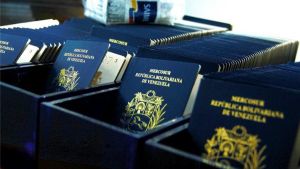 Encuesta LaPatilla: Siete de cada 10 venezolanos tienen su pasaporte vencido debido a su alto costo