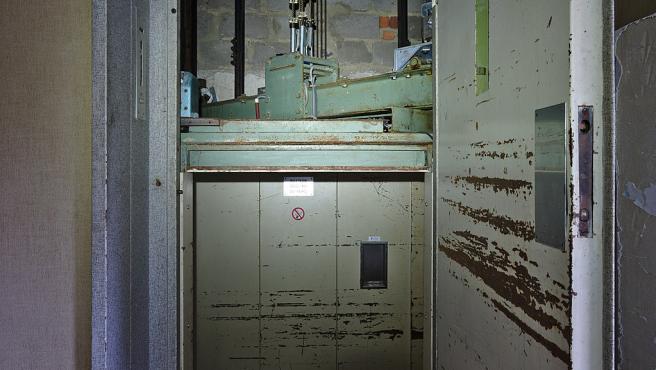 Encuentran un cadáver en un ascensor que llevaba casi 25 años dañado en la India