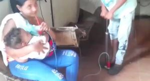 Nebulizaron a un bebé con una bomba de bicicleta por falta de insumos (Video)