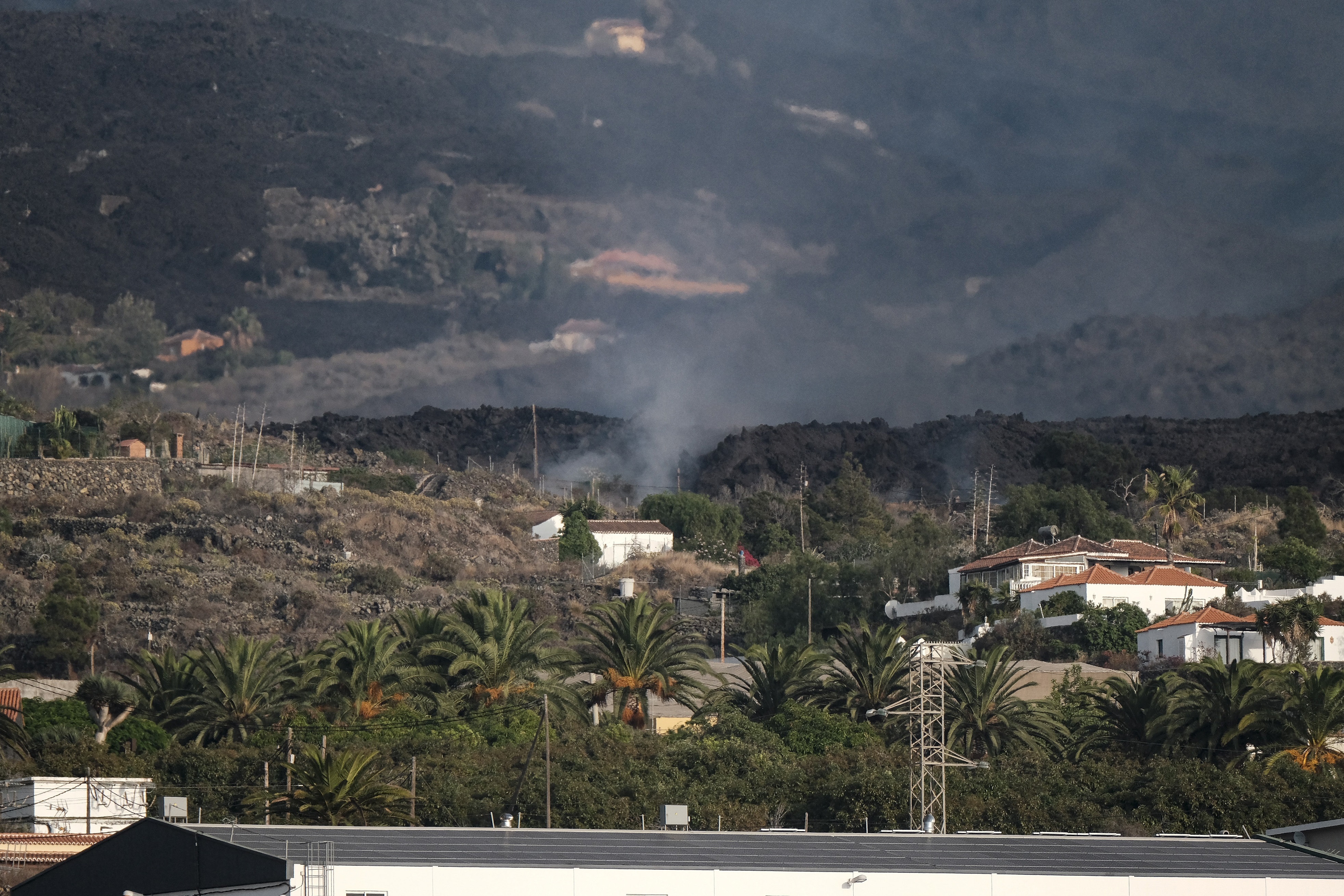 “Tiembla con el volcán”: Maestro jubilado en La Palma regresó a su casa después de las evacuaciones
