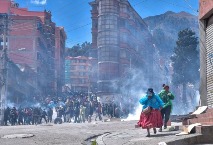 Cocaleros en Bolivia quemaron patrullas tras nuevo choque con la policía (Videos)
