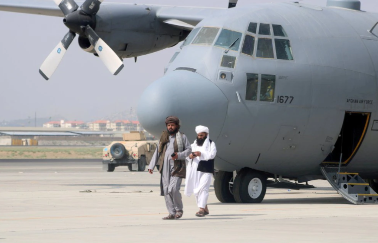 Decepción entre los talibanes al ver el estado de los aviones que EEUU dejó en Kabul
