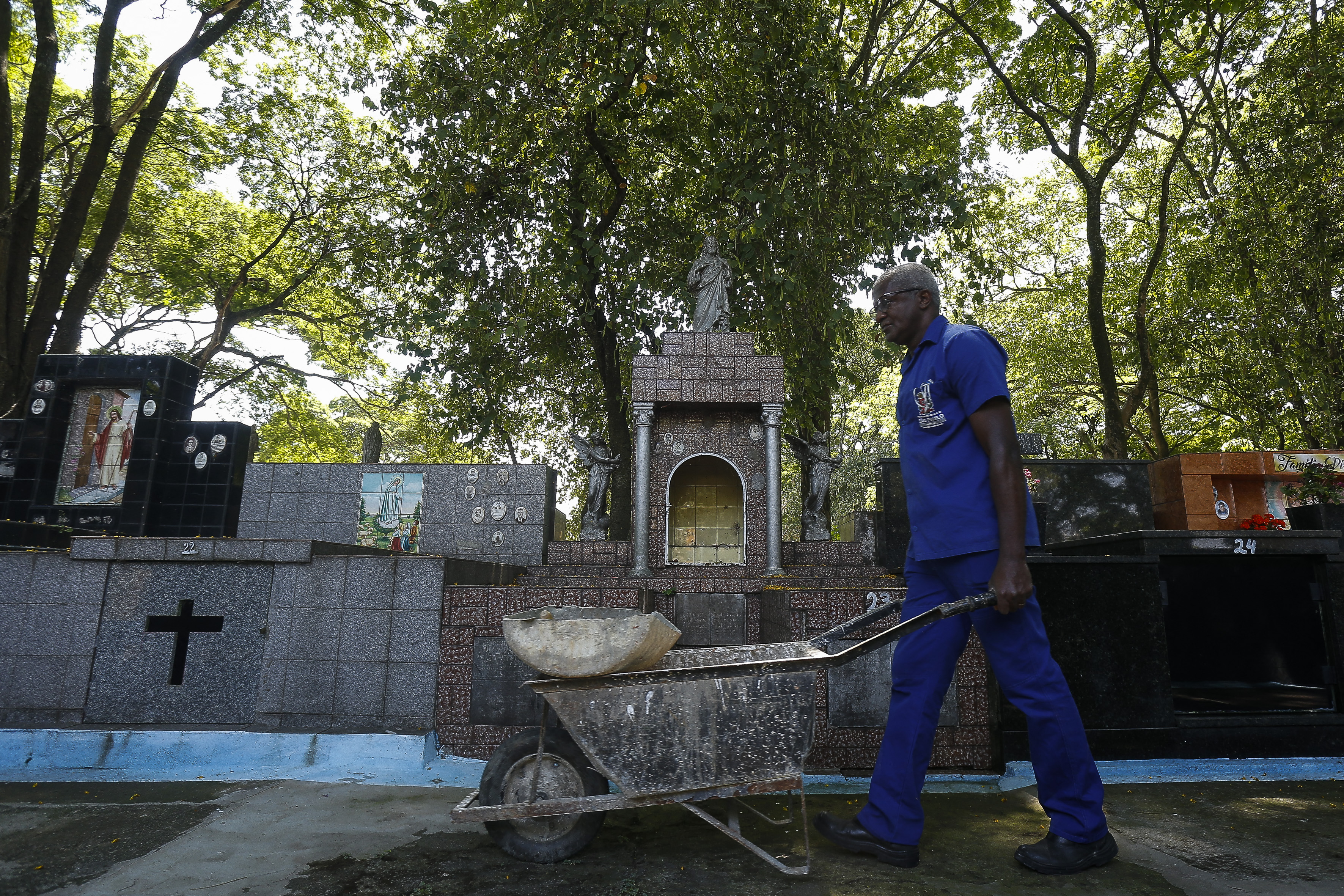 Sepulturero y filósofo: Las dos vidas del brasileño Osmair Candido (Fotos)