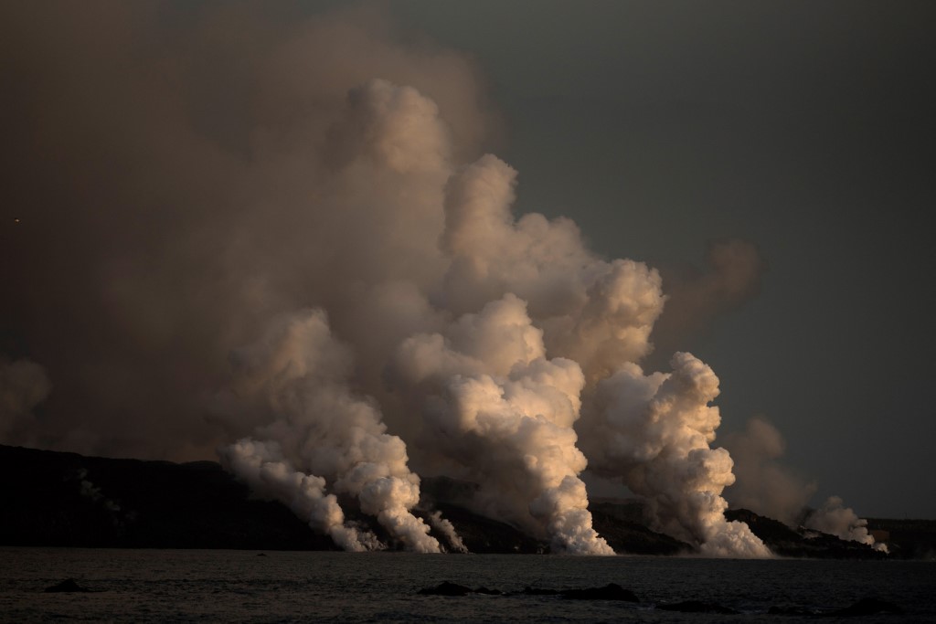 El volcán de La Palma provoca una gran nube de cenizas y numerosos temblores