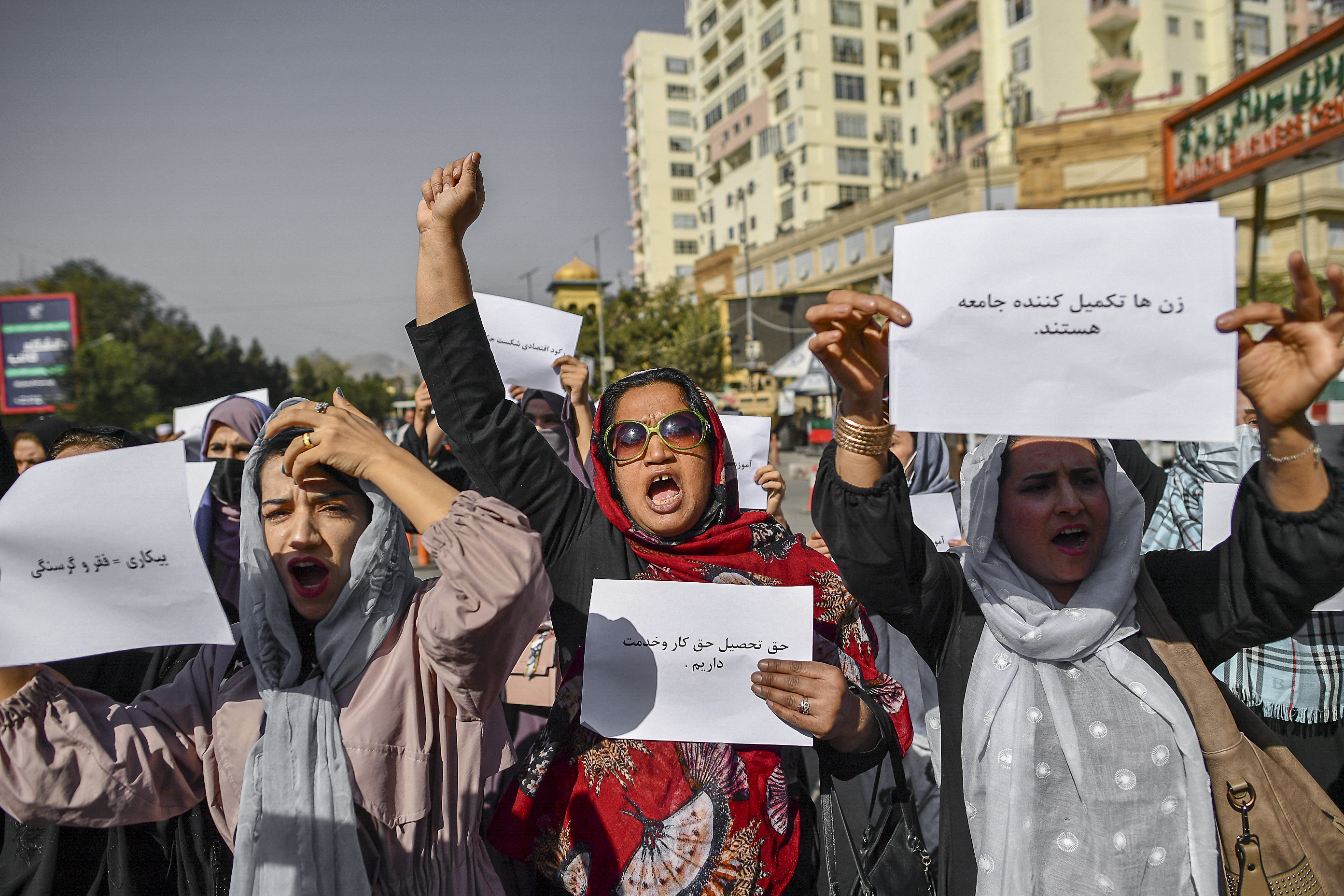 Talibanes dispersan violentamente protesta de mujeres que reclamaban sus derechos (VIDEO)