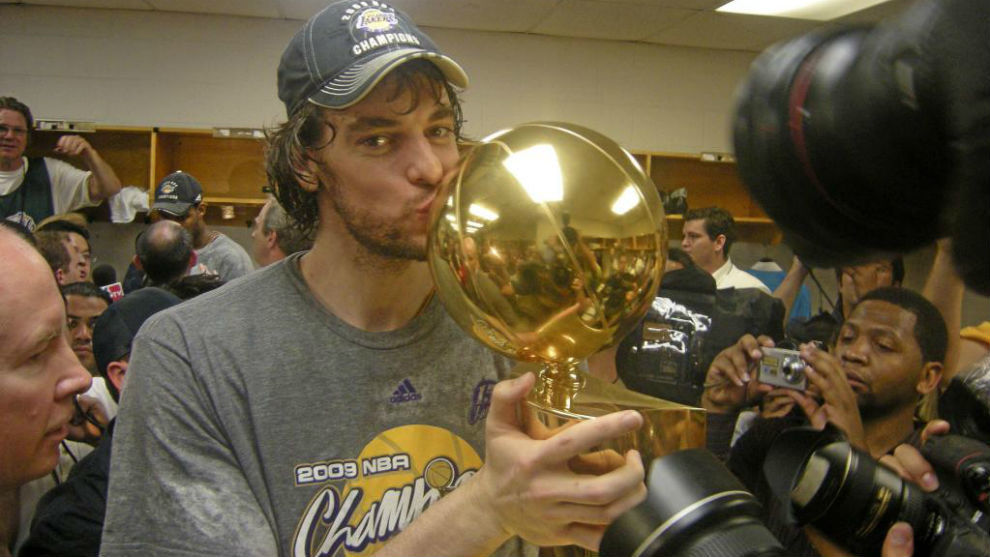 El dos veces campeón de la NBA, Pau Gasol, anunció su retirada del baloncesto profesional