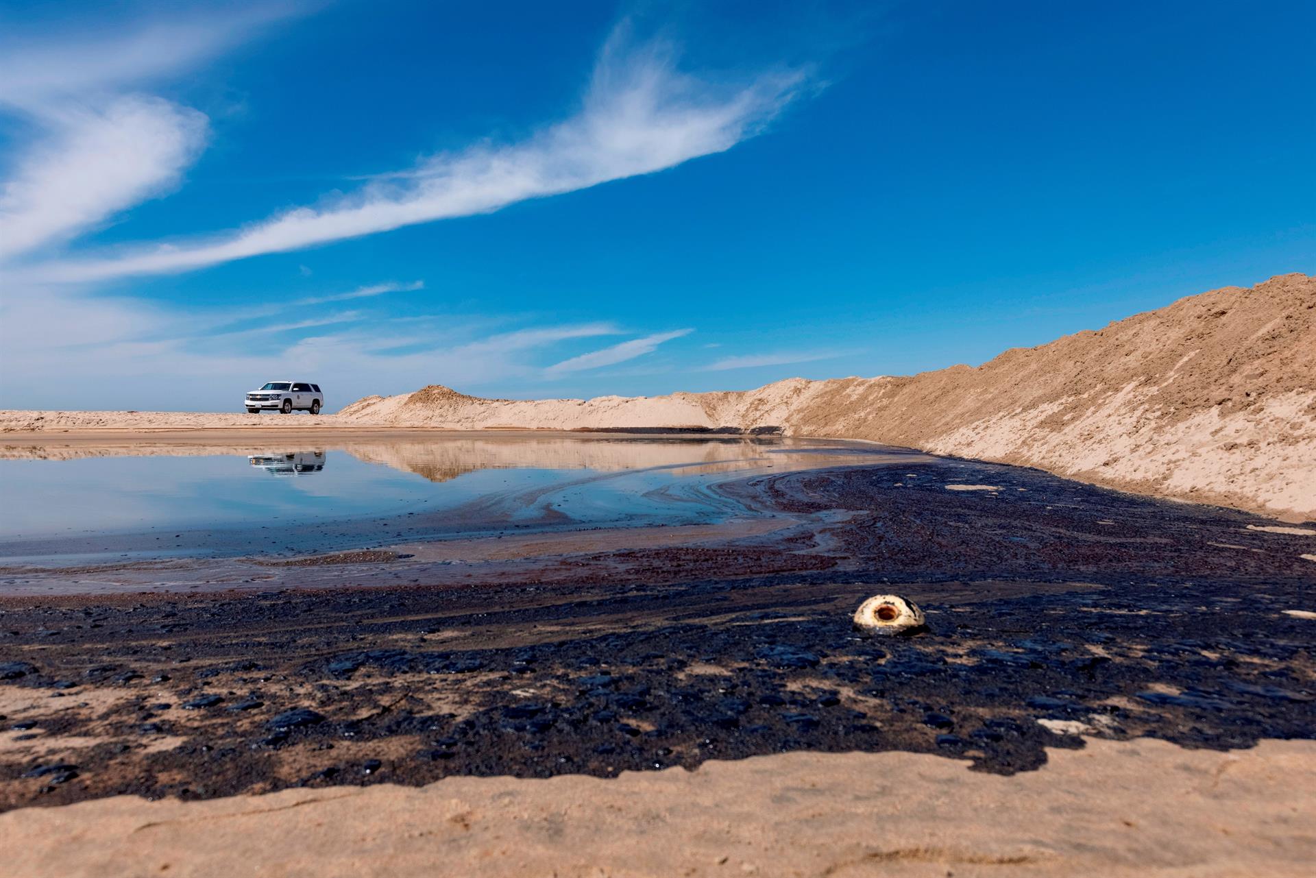 Un gran derrame de petróleo golpea las playas del sur de California (FOTOS y VIDEO)