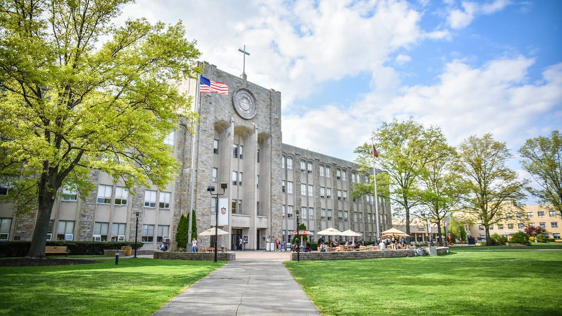 Insólito desafío sexual de estudiantes causa revuelo en universidad católica de Minnesota