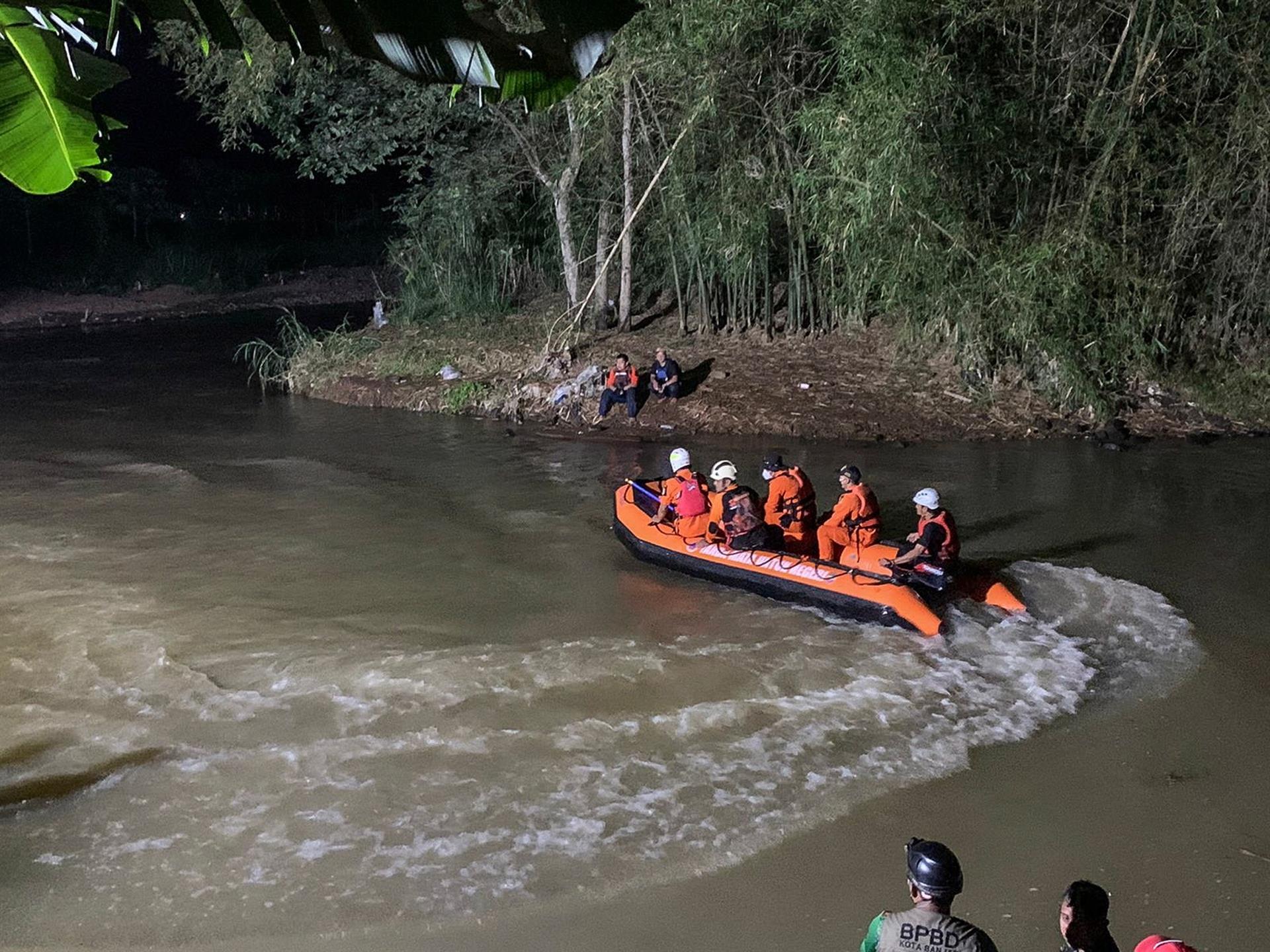 Tragedia en Indonesia: Mueren once estudiantes en al caer a un río mientras limpiaban el cauce