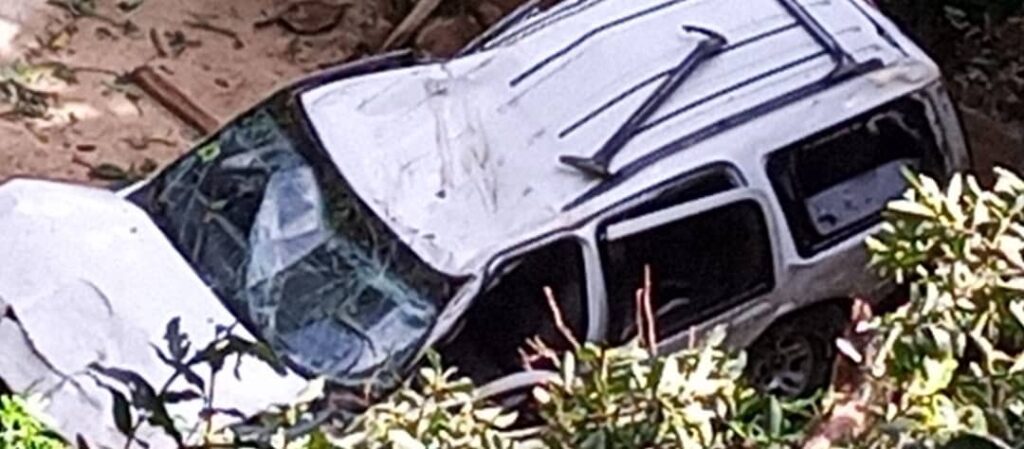 Camioneta que iba con siete niños abordo se volcó en la autopista Francisco de Miranda en Charallave