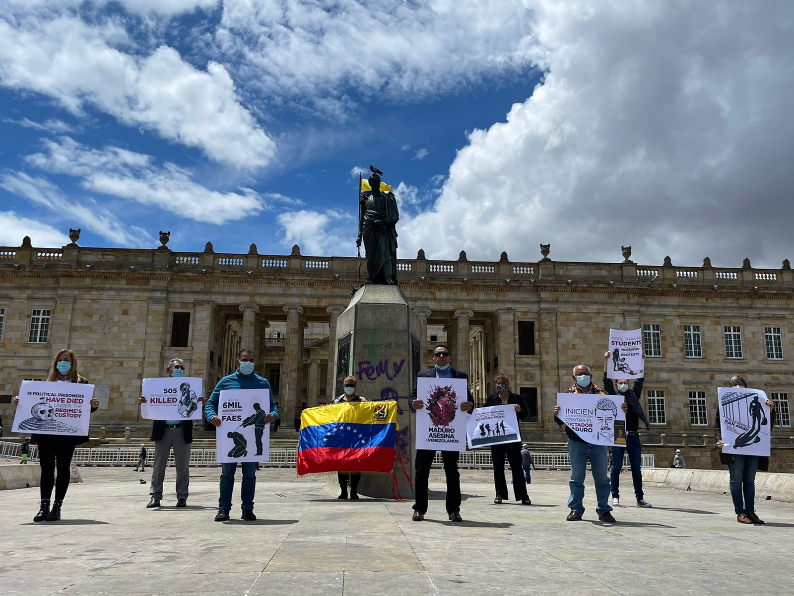 Víctimas de la dictadura de Maduro protestaron en Bogotá en el marco de la visita del fiscal de la CPI (Fotos y Videos)