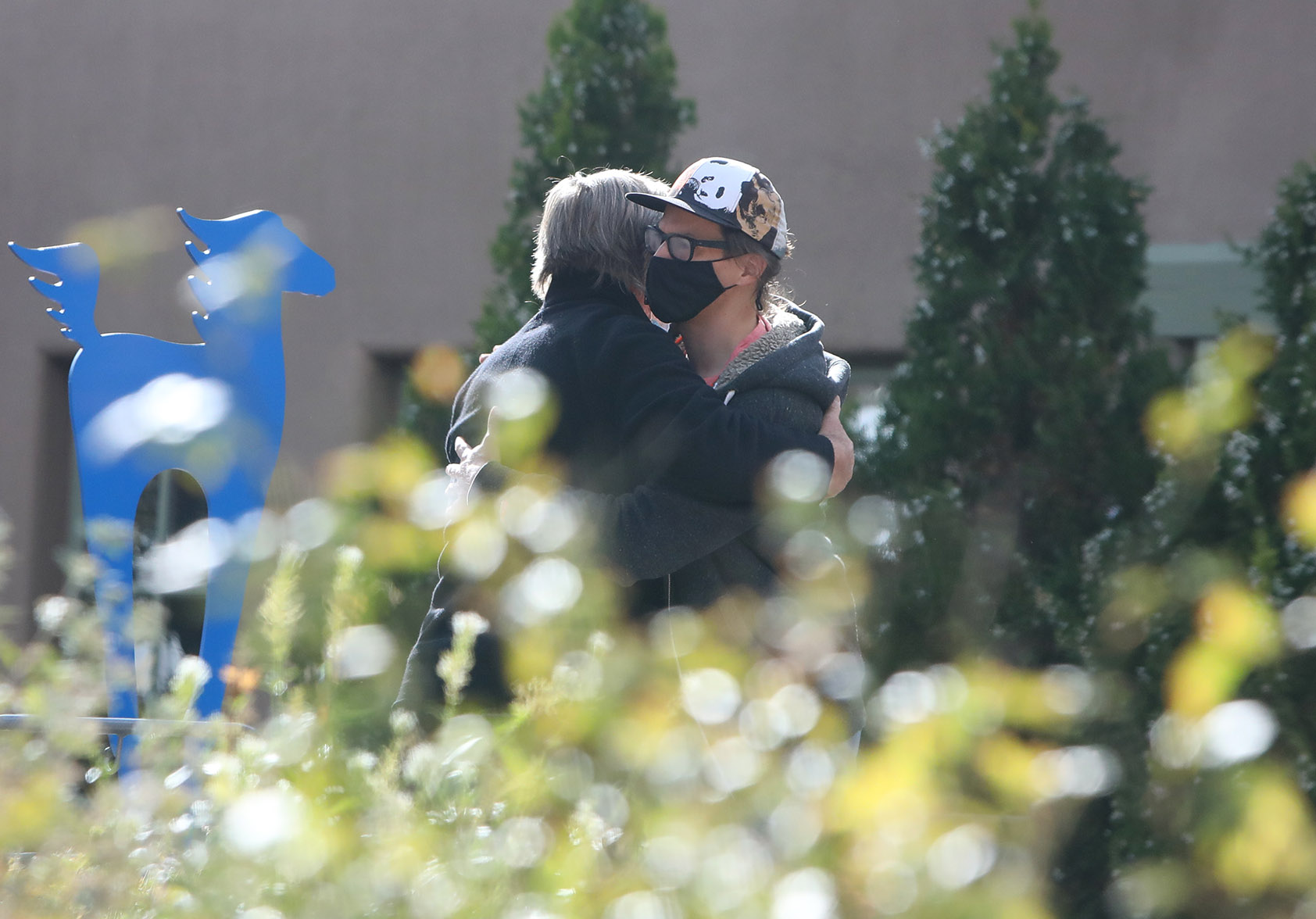 Un abatido Alec Baldwin fue visto en un hotel en Nuevo México luego del incidente en el set (FOTOS)