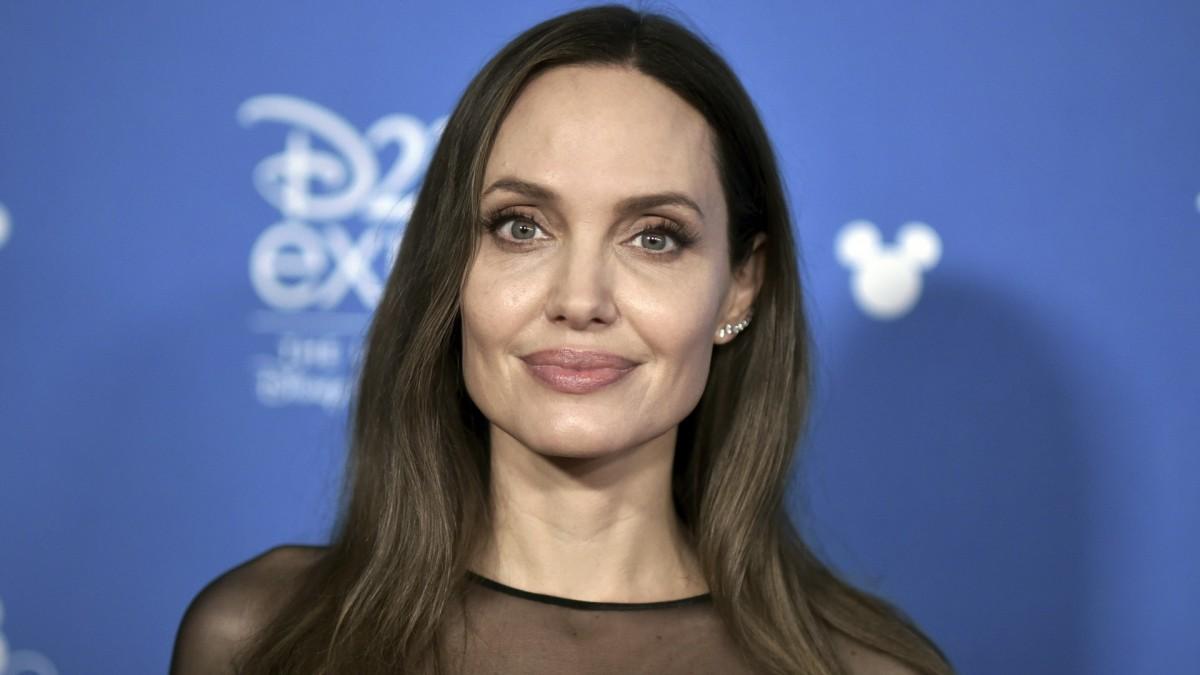 Y seguro pagó una millonada en estilismo… Angelina Jolie es tendencia por sus extensiones mal puestas
