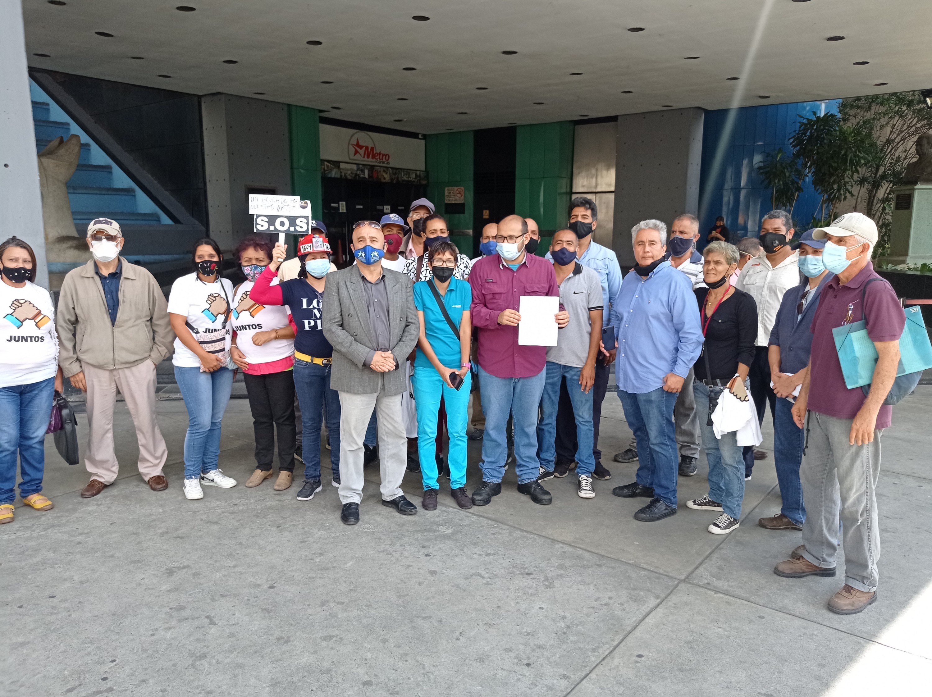 Protestan frente al Metro de Caracas calificándolo de “trampa mortal” ante masivas explosiones