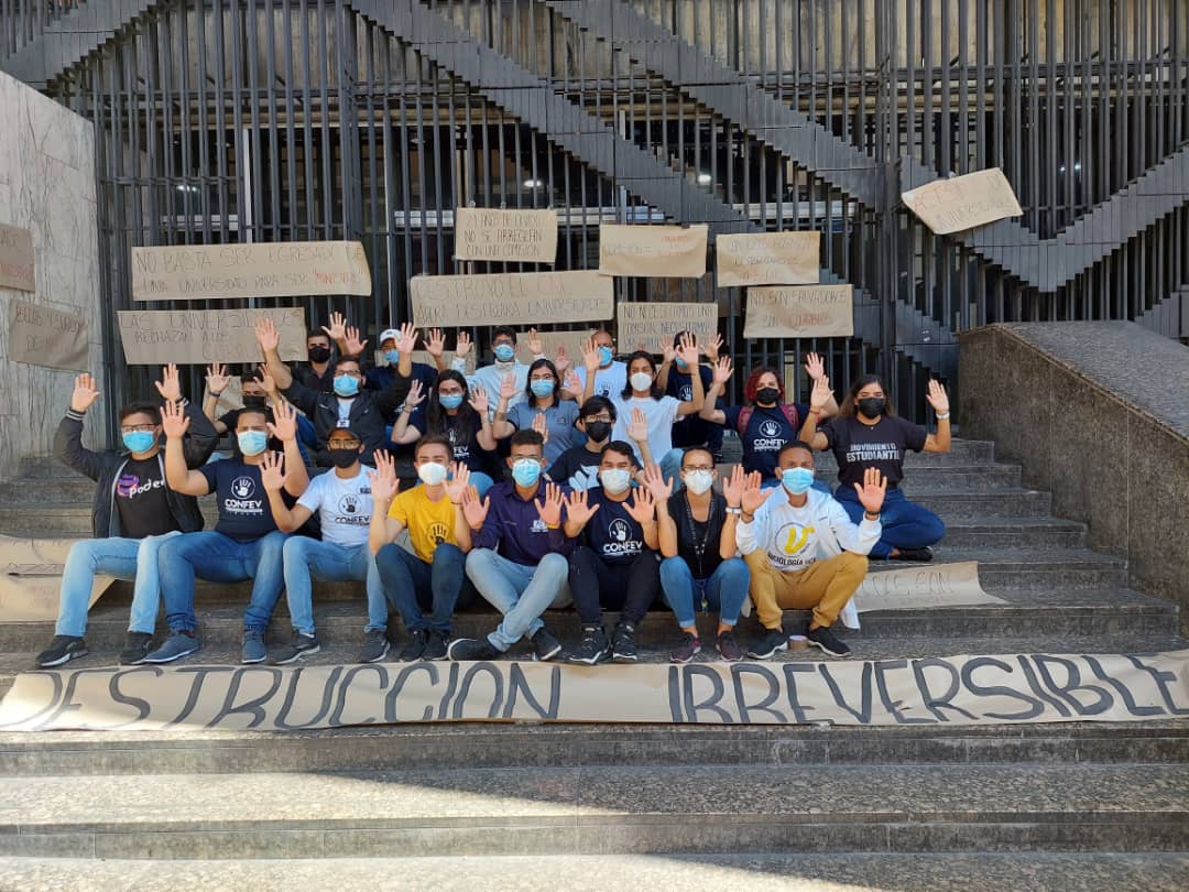 Estudiantes de la UCV protestaron en rechazo a designación de Tibisay Lucena y Jacqueline Faría (Imágenes)