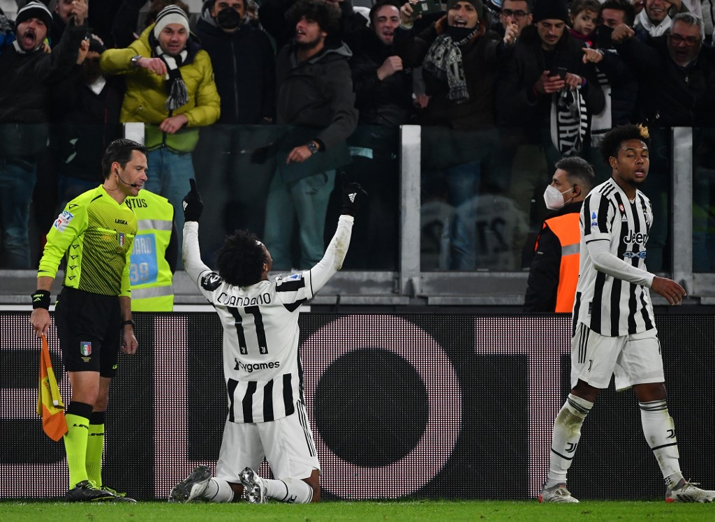 Golazo de Cuadrado salvó a Juventus en partido accidentado ante Fiorentina