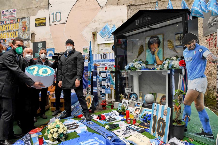 Nápoles recuerda a Diego Maradona con murales, esculturas y retratos tras un año de su muerte